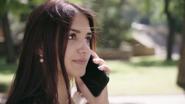 Όμορφο Κορίτσι Στέκεται Και Κουβέντα Στο Τηλέφωνό Της Ένα Καταπράσινο — Αρχείο Βίντεο