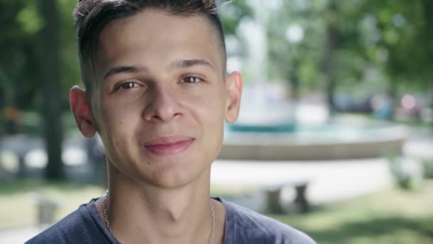 Joven Feliz Pie Sonriendo Callejón Verde Del Parque Con Gente — Vídeos de Stock