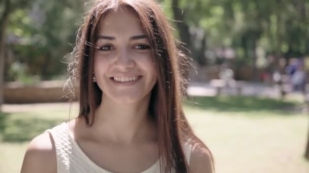 Gelukkig Jonge Vrouw Met Lang Haar Vrolijke Glimlach Een Groen — Stockvideo