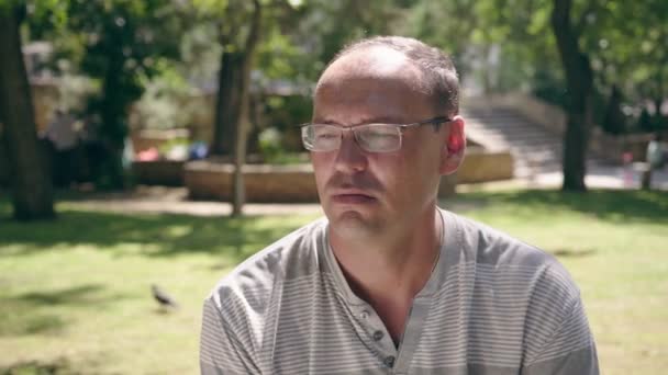 Pro Man Sitting Bench Thinking His Project Green Alley Portrait — Stock Video