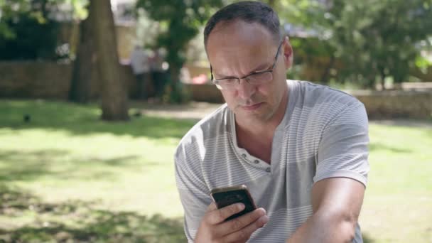 모바일 인터넷을 여름에 나무와 골목에 자신의 스마트폰에 그물을 안경에 스마트 — 비디오