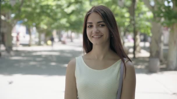 Joven Alegre Con Pelo Largo Sonríe Felizmente Callejón Verde Verano — Vídeos de Stock