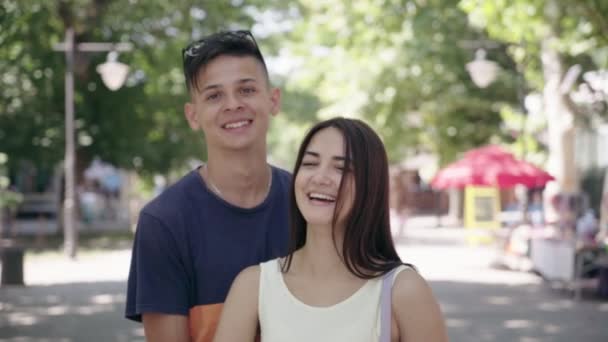 Vidám Fiú Boldog Lány Állt Nevetve Egy Zöld Parkban Nyáron — Stock videók