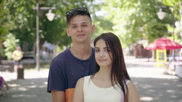 Νεαρός Άνδρας Και Του Cutie Κορίτσι Στέκεται Και Χαμογελαστά Ένα — Αρχείο Βίντεο