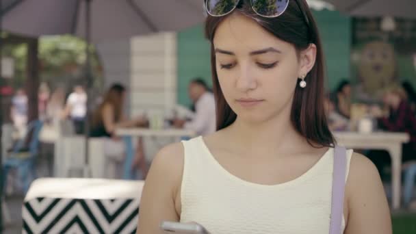 Intelligente Bella Ragazza Sta Messaggiando Sul Suo Smartphone Essere Una — Video Stock