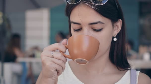 Menina Elegante Vestido Branco Está Bebendo Café Uma Cafetaria Verão — Vídeo de Stock