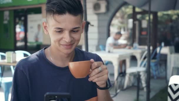 Jongeman Koffie Drinken Gelukkig Lachend Een Luchtige Café Zomer Portret — Stockvideo