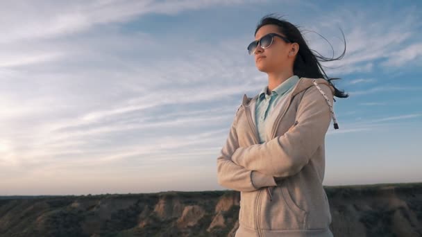 Preciosa Joven Mujer Está Mirando Mar Escénico Día Soleado Verano — Vídeo de stock