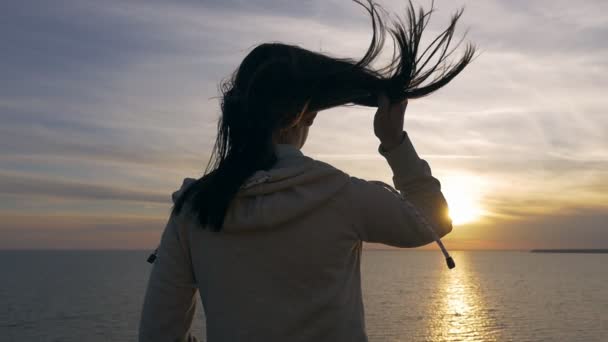 Giovane Donna Con Capelli Svolazzanti Piedi Sulla Riva Del Mar — Video Stock