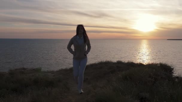 Romantyczna Kobieta Patrząc Powierzchni Morza Czarnego Ścieżką Złote Słońce Powrót — Wideo stockowe