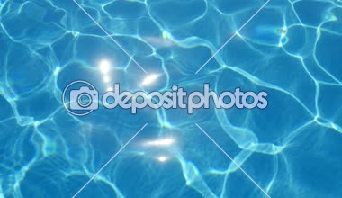 Yüzme Havuzu Zemin elmas suları slo-mo ile parlayan sakinleştirici Camgöbeği mavi suları ile parıldayan bir yüzme havuzunda muhteşem bir görünüm web ağır çekimde yaz aylarında neşeyle şeklini değiştirme
