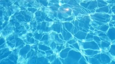 Rahatlatıcı yüzme havuzu zemin görmek parlayan çekimde bir yüzme havuzunda Camgöbeği-mavi suların muhteşem bir görünüm şeklini neşeyle yaz yavaş değişen sparklinggrid ile sular