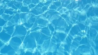 Kristal berraklığında suları slo-mo ile bir yüzme havuzunda turkuaz suları harika bir manzarasını köpüklü ağ yavaş çekimde iyimser şeklini değiştirme ile parlayan etkileyici yüzme havuzu zemin