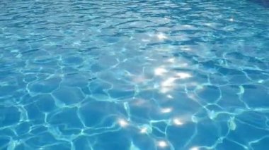 Sanat konusunda hava atan yüzme havuzu arka plan ile kristal berraklığında suları slo-mo bir yüzme havuzu gök mavisi sularda güzel bir manzarasına ışıltılı ağa şekli yavaş değiştirme ile çarpık vurdu köpüklü