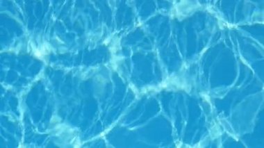 Gökyüzü bluewaters bir havuzda dinlendirici ve neşeli bir arka plan şekillendirme parıldayan dalgalı çizgilerle sallanan şaşırtıcı bir görünüm onun kristal ve yanardöner ile çarpıcı sanatsal yüzme havuzu arka plan dalgalar. 