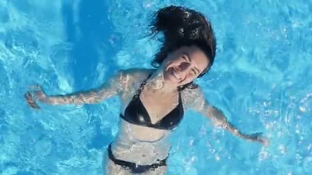 Счастливая Молодая Женщина Лежащая Воде Поворачивающая Голову Радостно Замедленной Съемке — стоковое видео
