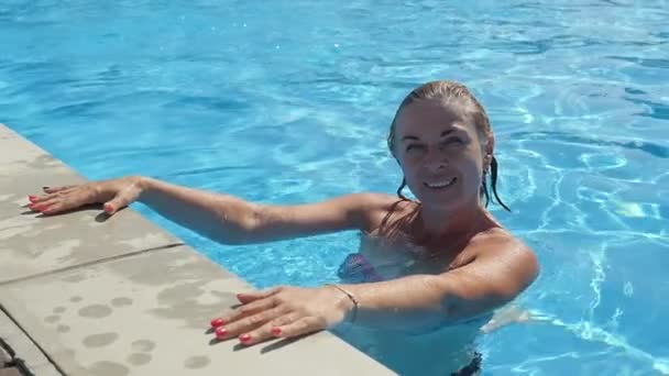 Mujer Rubia Pone Sus Manos Borde Piscina Sonríe Slo Retrato — Vídeos de Stock