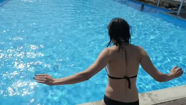 Spotive Γυναίκα Πηδάει Πόδια Πρώτα Μια Πισίνα Καταγάλανα Νερά Slo — Αρχείο Βίντεο