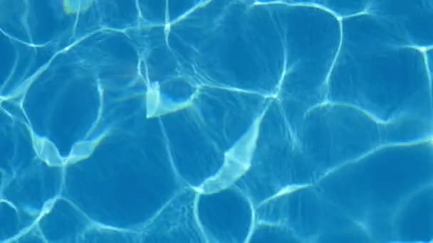 スローモーションで水を見事なネットワークを変更すると元気よくスローモーションで夏のスイミング プールでリラックスしたセレステ水の驚異的なビューに遊んで輝いて印象的なパドリング プール背景 — ストック動画