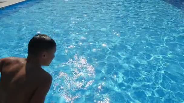 Gelukkige Jongen Springt Voeten Eerst Draaiingen Water Met Duim Omhoog — Stockvideo