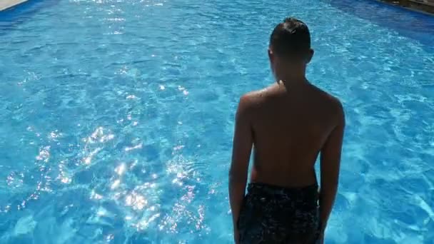 Ein Junge Fällt Ein Schwimmbad Zur Unterhaltung Einem Sonnigen Tag — Stockvideo
