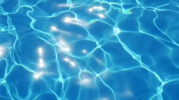 舒缓的游泳池背景闪闪发光的水晶水在斯洛伐克 莫一个迷人的景色 在游泳池与闪亮的网络移动其形状令人印象深刻的夏季慢动作 — 图库视频影像