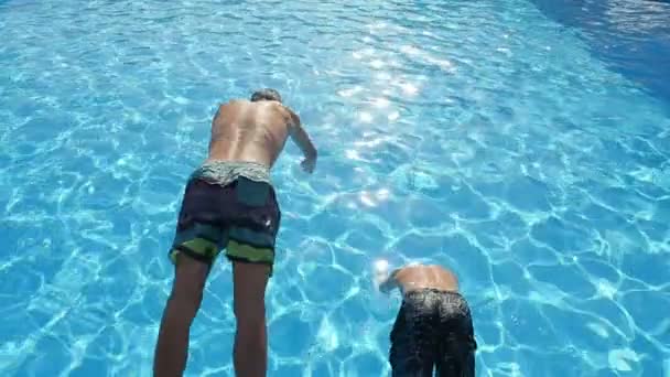 Dos Chicos Pantalones Cortos Están Buceando Una Piscina Con Agua — Vídeos de Stock