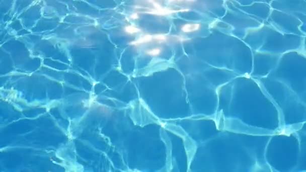 Eau Piscine Bleu Cyan Brillante Avec Ses Vagues Cristallines Mobiles — Video