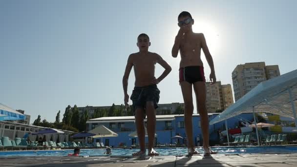 Dva Chlapci Skáčí Nohy Nejprve Otevřený Bazén Létě Legrační Pohled — Stock video