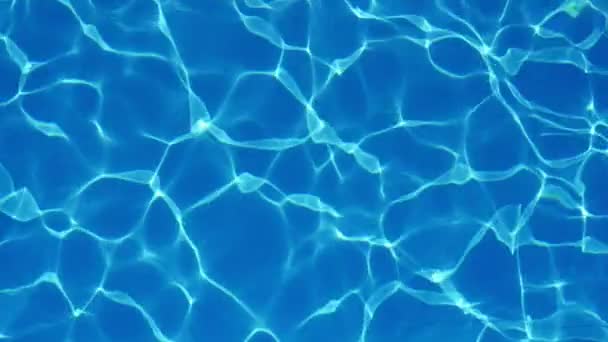 看着泳池的水闪耀着它荡漾的绿松石波浪在宽敞和奢华的泳池中摇曳的浅蓝色水域 形成了良好的背景闪闪发光的线条 — 图库视频影像
