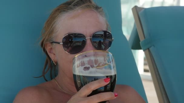 Mujer Feliz Gafas Sol Bebe Cerveza Sentada Una Tumbona Una — Vídeos de Stock