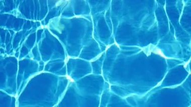 Onun hareketli ışıltılı ve değişen Celeste çocuk havuzu su dalgalar dalgalı çizgiler neşeli ve iyimser bir arka plan şekillendirme parlayan ile geniş bir havuz gök mavisi sularda sallanan doğal bir görünüm. 
