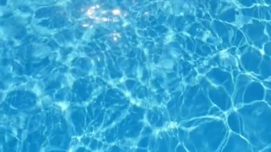 Parlak yüzme havuzu parlak kristal gök mavisi suları A otelin muhteşem manzarası celeste ile parıldayan su bir modern hayatta şekiller parlayan ve neşeli bir arka plan yapma oynama ile çocuk havuzu.