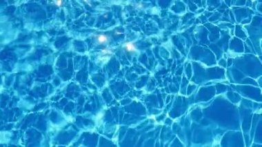 Muhteşem yüzme havuzu Camgöbeği mavi kristal şekiller bir parlak ve neşeli arka plan yapma oynama ile seyyar havuz içinde onun parlak şeffaf gök mavisi suları A harika manzaralı parıldayan.