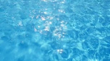 İlham verici celeste sular kristal formları aslant vurdu gösterişli bir arka plan yapma parlayan ile yüzme havuzunda ideal bir bakış sihirli Yüzme Havuzu ile onun hayatta transparan gökyüzü mavi parlayan sular.