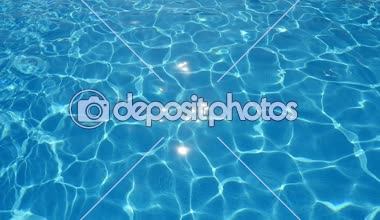 Muhteşem çocuk havuzu ile hayatta onun kristal mavi dalgalar Camgöbeği-mavi sularında yüzme havuzunda çarpık vurdu ilham verici bir arka plan yapma göz kamaştırıcı elmas formlarla sallanan pastoral bir görünüm köpüklü