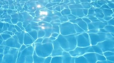 Onun oyun celeste dalgalar slo-mo celeste bir yüzme havuzu ile bir köpüklü sularda oynama ve değiştirme harika bir görünümü ile pırıl pırıl güneşli havuz suları neşeli çarpık arka plan şekillendirme web. 
