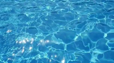 Neşeli yüzme havuzu suları onun sallanan mavi dalgalar slo-mo ile bir parıldayan bir havuzda Camgöbeği mavi suları sallanan ve dinlendirici bir şekillendirme kılavuz döşeme muhteşem bir görünüm ile titreşen arka plan eğme. 