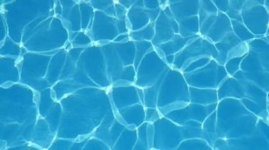 Sihirli havuz suları ile oynarken onun celeste parlayan güzel bir çocuk havuzu gök mavisi sularda iredescent psychedellic görünümünü çekimde iyimser bir arka plan oluşturan curvy çizgiler ile dalgalar. 