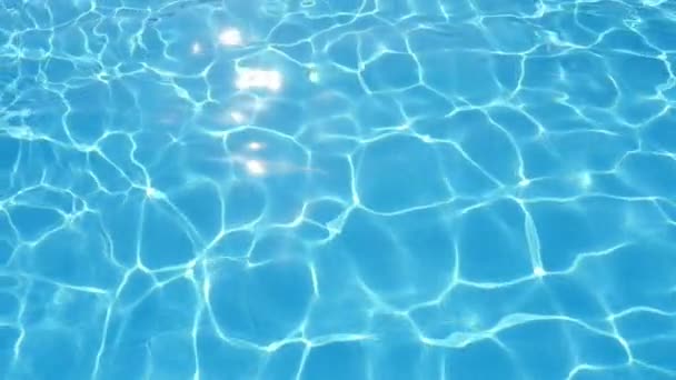 日当たりの良いプール水スローモーション再生のセレステと輝くプールで水と変更の素晴らしい景色でその演奏のセレステ波キラキラ Web 陽気な斜めの背景を形成 — ストック動画