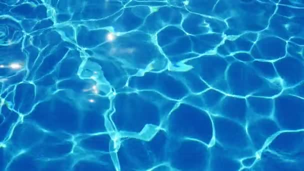 奇妙的划池水域闪耀着它在斯洛伐克的青色波浪闪烁着一个壮丽的视图 在一个池塘摇曳青色的蓝色水域与闪闪发光的和变化的网页塑造一个艺术斜背景 — 图库视频影像