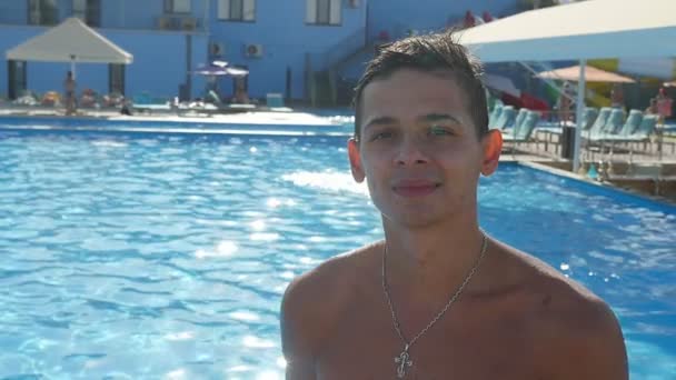 Jeune Homme Souriant Debout Bord Une Piscine Ralenti Portrait Jeune — Video