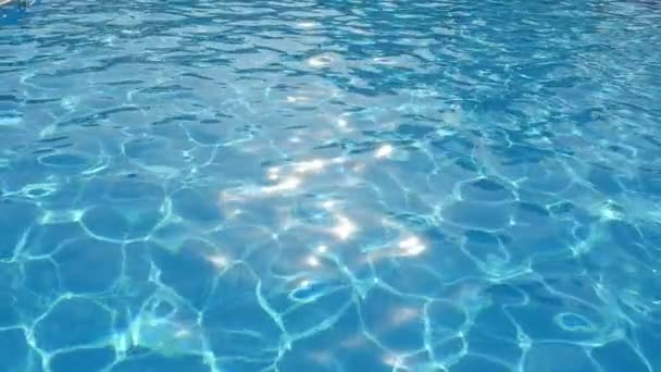 Meravigliosa Piscina Guadare Acqua Splendente Con Sue Onde Blu Movimento — Video Stock