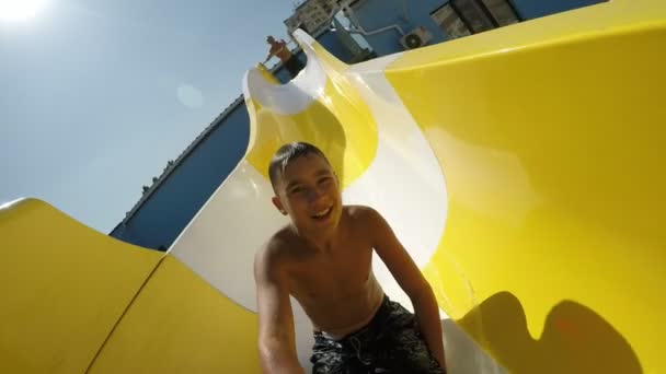 Szczęśliwy Chłopiec Slajdy Aqua Park Rury Selfie Stick Jolly Powolny — Wideo stockowe