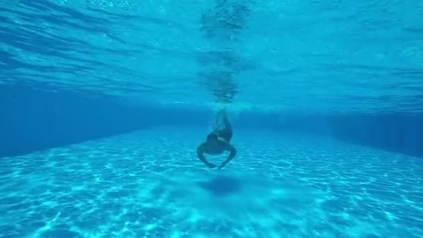 Sportieve Man Duiken Schoolslag Onderwater Een Zwembad Slow Motion Een — Stockvideo
