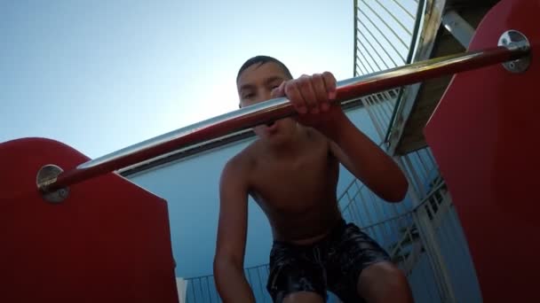 Γενναίο Αγόρι Διαφάνειες Υδάτινο Πάρκο Σωλήνα Ένα Selfie Stick Ευτυχώς — Αρχείο Βίντεο