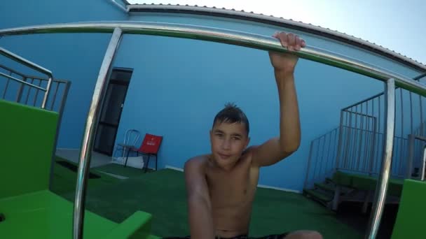 Rapaz Ativo Desliza Tubo Parque Aquático Com Pau Selfie Alegre — Vídeo de Stock