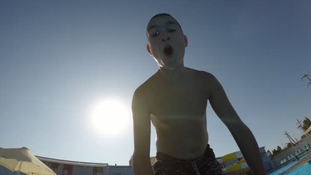 Niño Pequeño Está Saltando Piscina Aire Libre Atardecer Cámara Lenta — Vídeo de stock