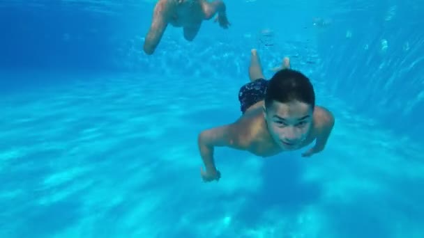 Meninos Ativos Nadando Debaixo Água Uma Piscina Com Água Azul — Vídeo de Stock