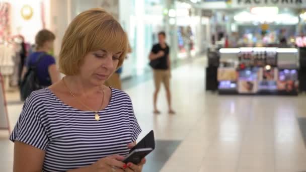 Helle Blonde Frau Surft Netz Auf Ihrem Smartphone Einem Großen — Stockvideo